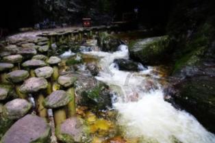 空调突然滴水怎么回事空调室内漏水游戏画面
